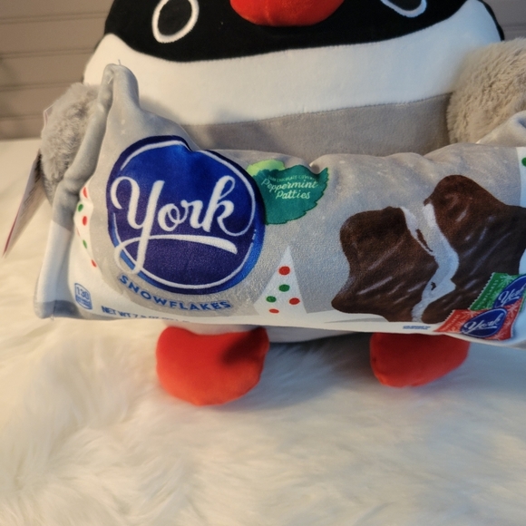 Zuru Snackles Dennis Penguin Plush Toy - Black, Gray, and Red - Picture 4 of 10